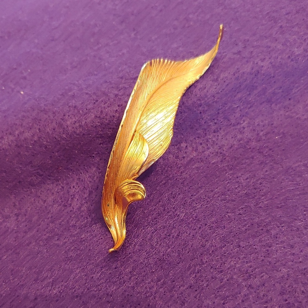 Vintage Giovanni gold tone etched leaf brooch
